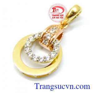 Thiết kế tuy đơn giản nhưng lại có vẻ đẹp vượt trội bởi nó được đính những viên đá sáng bóng tạo nên sự độc đáo sang trọng cho mẫu mặt dây này