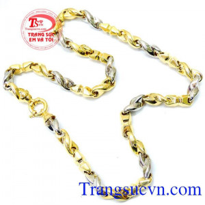 Dây chuyền vàng thời trang nam tính với kiểu dáng phong cách mạnh mẽ được chế tác từ chất liệu vàng 14k theo tiêu chuẩn quốc tế tôn thêm được vẻ mạnh mẽ, cá tính và ấn tượng cho đấng mày râu