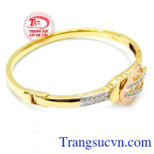 Vòng vàng nữ tính ngọt ngào sẽ là món quà trang sức lý tưởng dành cho phái đẹp kiểu dáng sang trọng và tinh tế. 