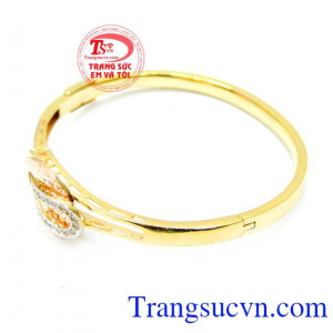 Những đường nét mềm mại ôm hoàn hảo cổ tay giúp bạn gái thêm phần xinh đẹp và rạng rỡ. Vòng vàng nữ tính ngọt ngào