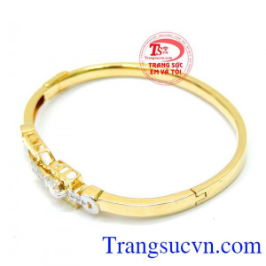 Những viên đá lấp lánh được đính tỉ mỉ trên mẫu lắc tay nữ này giúp nó trở nên lung linh hơn khi gặp ánh sáng. Vòng tay nữ đính đá cho phái đẹp