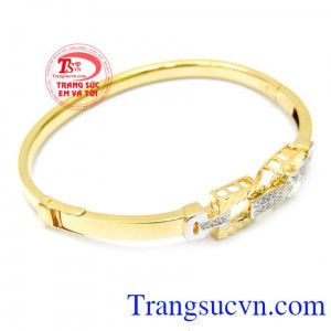 Vòng tay nữ đính đá cho phái đẹp thiết kế đính đá với nhiều đá kết cùng vòng vàng mang đến cho phái đẹp phong cách nhẹ nhàng duyên dáng. 