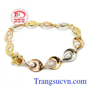 Lắc tay vàng trẻ trung cá tính đang được đông đảo các phái đẹp ưa thích. 
