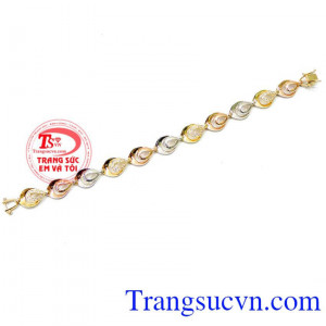 Sản phẩm được làm rất chi tiết từng góc cạnh tạo nên sự tương phản với ánh sáng nhìn lấp lánh, rất phù hợp với các bạn nữ cá tính. Lắc tay vàng trẻ trung cá tính
