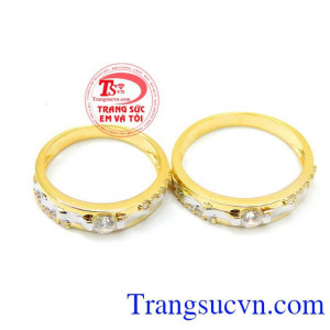 Hai viên đá tượng trưng cho hai nữ trái tim được thiết kế ở hai viền của nhẫn nói lên sự gắn kết mãi mãi của một tình yêu giản dị và trong sáng