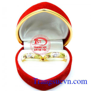 Đôi nhẫn cưới trái tim đang yêu