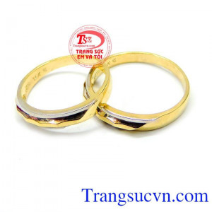 Đôi nhẫn cưới tình nhân ý nghĩa mang dáng vẻ mềm mại và dịu nhẹ, gợi lên sự ấm áp