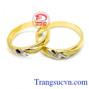 Đôi nhẫn cưới cảm xúc yêu thương trong tình yêu, sắc vàng được coi như biểu tượng của tình yêu đôi lứa thuần khiết và trong sáng, là khởi nguồn thăng hoa của mọi vẻ đẹp được thiết kế tinh tế, thanh lịch