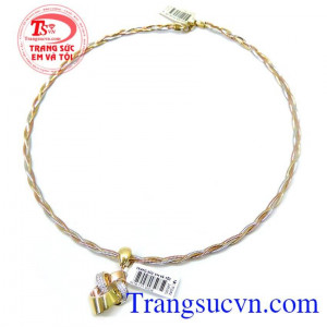 Thiết kế gồm kiềng và mặt dây nừ có mặt hình tròn, được đính đá sang trọng tỷ mỉ mang lại vẻ đẹp thời trang cho phái đẹp, sang trọng