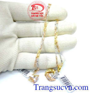 Mặt dây sáng bóng may mắn đẹp kết hợp với những viên đá lấp lánh tạo lên vẻ sang trọng rất phù hợp với phái đẹp đeo hợp thời trang tỏa sang tạo vẻ đẹp quý phái