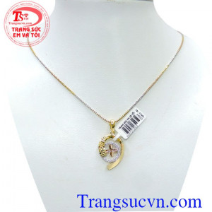 Bộ nữ trang mặt dây cho phái đẹp sở hữu kiểu dáng vô cùng đẹp mắt, ấn tượng và quyến rũ nên khi kết hợp với trang phục