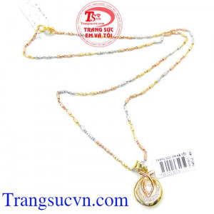 Bộ nữ trang mang vẻ đẹp điệu đà