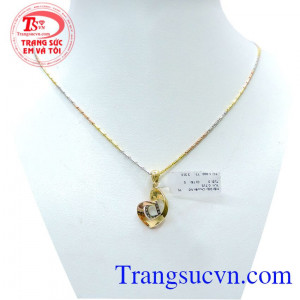 Bộ nữ trang chữ D duyên dáng là một sản phẩm phù hợp làm quà tặng cho bạn gái hay cho những người phụ nữ mà bạn yêu thương, mang đến niềm vui, vẻ đẹp sang trọng và quý phá