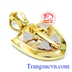 mang lại vẻ đẹp đầy mạnh mẽ uy quyền đặc biệt còn được đính những viên đá lung linh tạo cho bạn vẻ quý phái,Mặt dây khiên kiếm mạnh mẽ đẹp