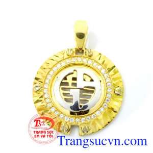 Mặt dây nam đồng xu tiền tài là sự kết hợp giữa chất liệu vàng 18k sáng bóng cùng sự khéo léo, tinh xảo trong việc chế tác,