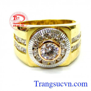 Nhẫn nam vàng tinh tế sáng bóng khẳng định được địa vị cũng như thể hiện được mức độ am hiểu về lĩnh vực thời trang vốn muôn vàn sắc thái