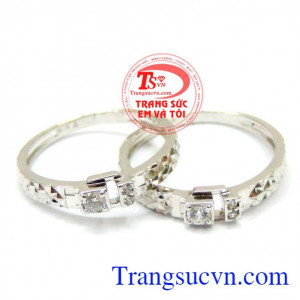 Đôi nhẫn cưới vàng trắng hạnh phúc là món quà ý nghĩa thiết kế tinh tế sang trọng mang lại nhiều ý nghĩa to lớn cũng như là tín vật quan trong đánh dấu sự thay đổi đặc biệt đó