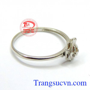 Là phụ kiện trang sức nhỏ nhắn, dịu dàng. Nhẫn nữ hoa hồng yêu thương