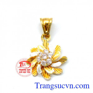 Mặt dây nữ chong chóng gió bay với những viên đá nhỏ lấp lánh được chế tác tinh xảo mang lại vẻ đẹp trang nhã và quý phái 