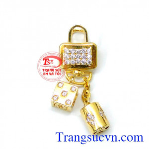 Mặt dây nữ khóa kiểu dáng đẹp với thiết kế độc đáo gồm khóa và những viên đá đẹp sang trọng duyên dáng, mang đến cho bạn những cảm xúc mới lạ và khơi nguồn sáng tạo