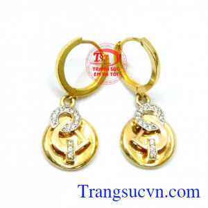 nên khi kết hợp với trang phục dù bạn có kết hợp với bộ trang phục như thế nào thì bạn vẫn là người rạng rỡ và tỏa sáng bạn sẽ lộng lẫy và tỏa sáng hơn bao giờ hết mang đến vể đẹp nữ tính quý phái, Hoa tai nữ tính chữ D cá tính