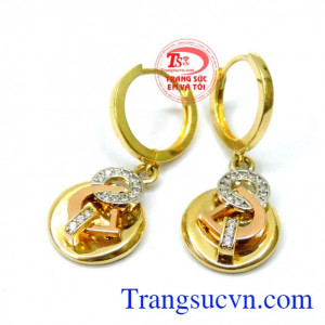 Hoa tai nữ tính chữ D cá tính có vẻ ngoài vô cùng đẹp mắt và quyến rũ