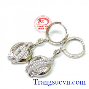 Hoa tai nữ duyên dáng đẹp với kiểu dáng vô cùng đẹp mắt, ấn tượng và quyến rũ nên khi kết hợp với trang phục,