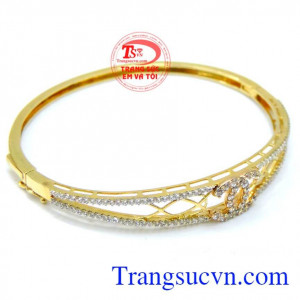 Với chi tiết trang trí tuy không quá cầu kỳ nhưng lại đòi hỏi sự kỳ công và tận tâm của đội ngũ chế tác đã mang tới cho sản phẩm một vẻ đẹp thu hút đầy sức quyến rũ.