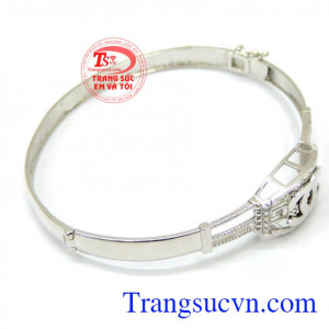 Vòng nữ vàng trắng sáng đẹp với những trang sức được thiết kế tinh xảo, sang trọng, quý phái tự tin giúp bạn hoàn thiện phong cách thời trang ngọt ngào, cá tính sang trọng.