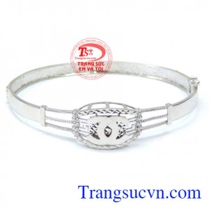 Vòng nữ vàng trắng sáng đẹp giúp tôn vinh vẻ đẹp bản thân một cách lãng mạn, cá tính và quyến rũ.