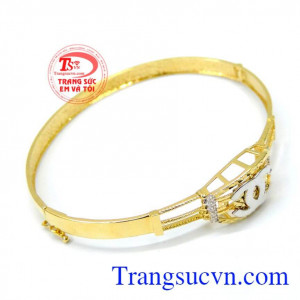 Đặt biệt vòng tay còn đính đá lấp lánh, phản chiếu ánh sáng cho vẻ lung linh được nhiều người bình chọn với chất lượng vàng.