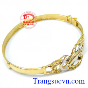 Vòng tay nữ cách điệu thời trang với thiết kế tinh tế, họa tiết nổi bật được chế tác tỉ mỉ với đường nét sắc sảo.