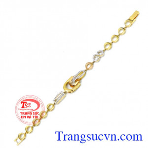 Lắc vàng 18k đeo nữ tính là món quà đặc biệt dành tặng cho những người phụ nữ sang trọng và quý phái. 