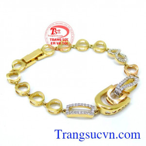 Lắc vàng 18k đeo nữ tính thiết kế tinh tế, tỉ mỉ, ấn tượng. 