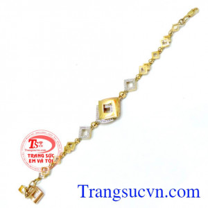 Không cầu kỳ về màu sắc mà chú trọng đến kiểu dáng và chất lượng xứng đáng trở thành món quà dễ thương mà bạn dành tặng cho những người thân yêu của mình. Lắc tay nữ thể hiện cá tính