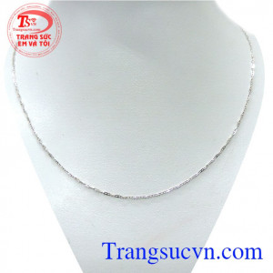 Dây chuyền đeo duyên dáng đẹp với thiết kế tinh tế, họa tiết cá tính nổi bật được chế tác tỉ mỉ với đường nét sắc sảo, tôn vinh nét duyên dáng, thanh tú