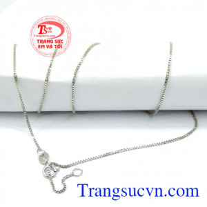 Dây chuyền nữ vàng yêu thương sở hữu kiểu dáng vô cùng đẹp mắt, ấn tượng và quyến rũ nên khi kết hợp với trang phục