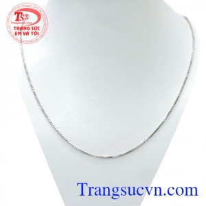 Dây chuyền dịu dàng cho nữ đẹp như một dây chuyền ôm sát cổ tôn nét kiêu kỳ, quyến rũ