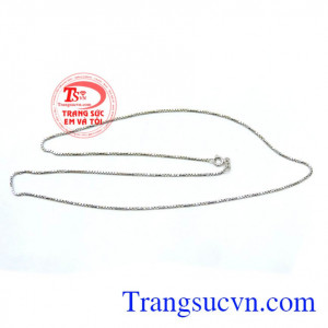 Dây đeo mềm mại nhưng thể hiện sự khỏe khoắn cá tính, các cô nàng tha hồ khoe chiếc cổ cao đầy kiêu hãnh