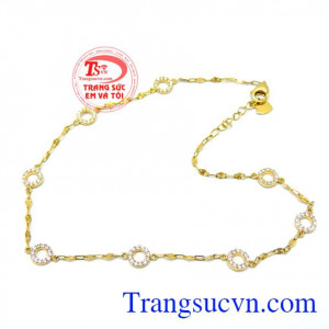 phù hợp với các bạn nữ thích sự mảnh mai, đơn giản nhưng vẫn nữ tính, nổi bật