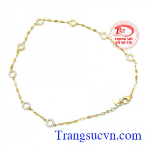 Lắc chẫn nữ vàng dễ thương hoạ tiết mặt tròn đính đá sản phẩm được chế tác tinh xảo, độc đáo và ngộ nghĩnh với họa tiết mặt tròn