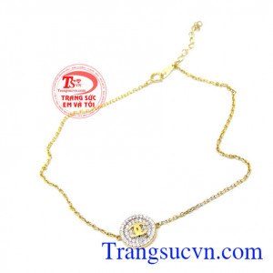 Lắc vàng đeo cổ chân làm tôn lên vẻ thướt tha của nàng.