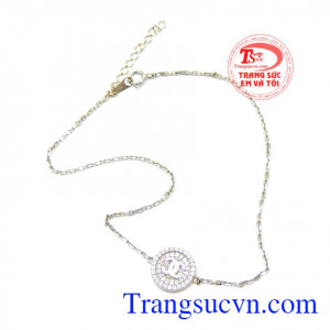 Với những trang sức được thiết kế tinh xảo, sang trọng, quý phái mang đến vẻ đẹp cho tất cả các bạn nữ giúp bạn thêm phần nữ tính, xinh xắn.