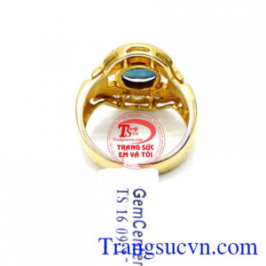 Kết hợp viên đá Sapphire đen tạo nên sự sang trọng và thanh lịch. Nhẫn nữ saphire đeo hợp mệnh