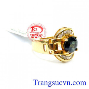 Màu đá hợp cho người mệnh Mộc, mệnh Thủy mang đến sự may mắn, khỏe mạnh và tài lộc cho chủ nhân đeo nhẫn… Nhẫn nữ saphire đeo hợp mệnh