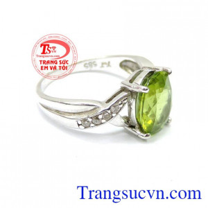 Đá Peridot toát lên sự trẻ trung và đầy sức sống