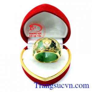 Nhẫn ngọc phượng hoàng sung túc là 1 tác phẩm đến từ đôi bàn tay khéo léo mang lại may mắn tài lộc và vẻ nam tính mạnh mẽ cho người chủ nhân là người đàn ông để khẳng định đẳng cấp bản thân