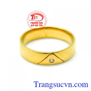 Chiếc nhẫn nữ đeo hợp thời trang. Nhẫn duyên dáng đính kim cương