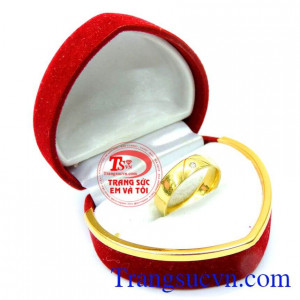 Nhẫn duyên dáng đính kim cương thiết kế tinh tế đính kim cương ở giữa mang lại vẻ đẹp quý phái. 