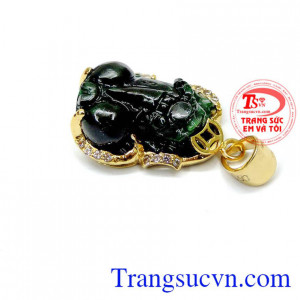 Đeo vòng tay không những tạo nên điểm nhấn trong phong cách thời trang của bạn mà còn còn có nghĩa hộ mệnh, mang lại may mắn, tài lộc cho người đeo.